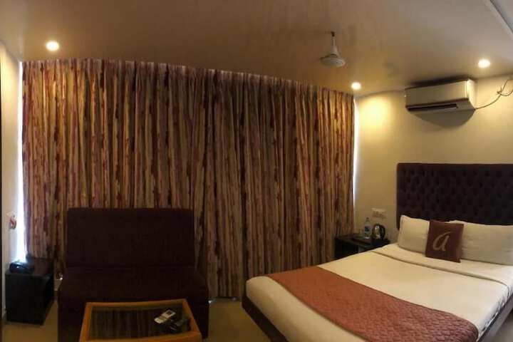 Room 13 of 27