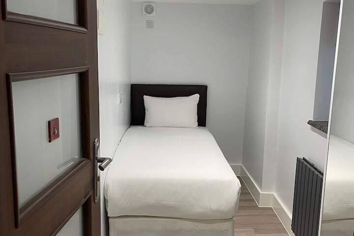 Room 21 of 98