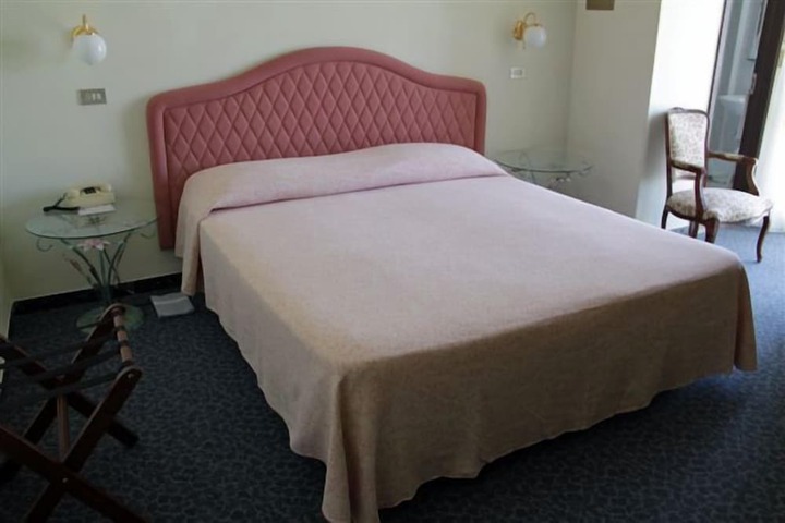 Room 9 of 42