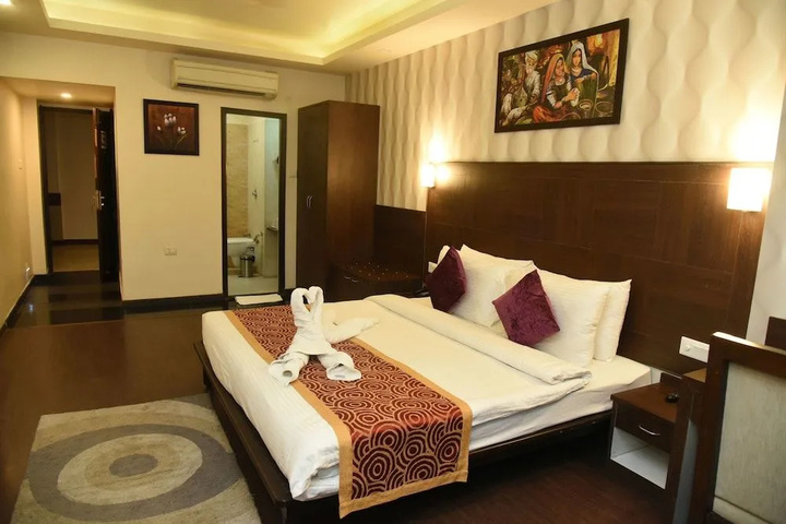 Room 4 of 7