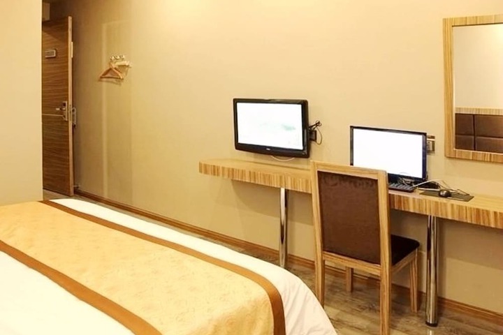 Room 4 of 10