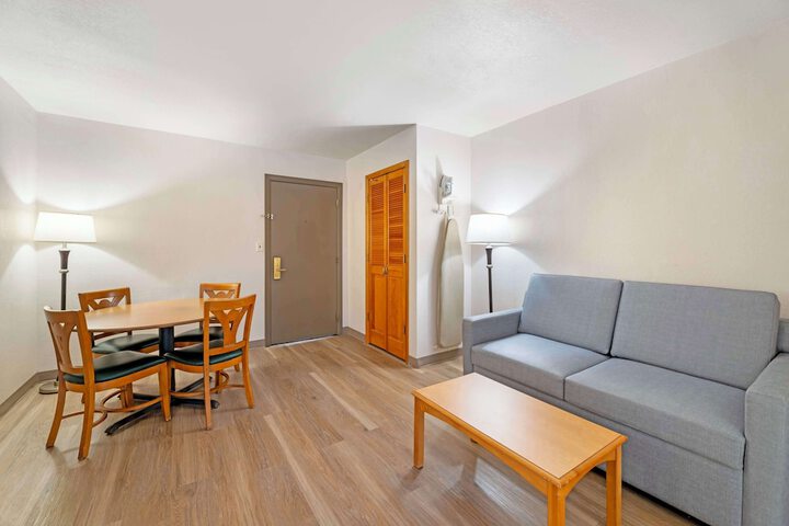 1 King Bed First Floor Microwave and Refrigerator WiFi Full Breakfast (12 of 26)