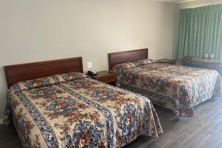 Deluxe Room 1 Queen Bed (9 of 21)