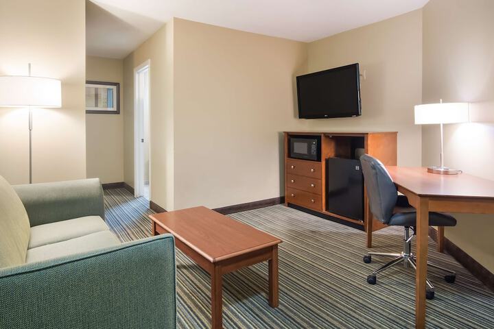 1 King Bed Microwave, Refrigerator, Coffee Maker Full Breakfast (1 of 11)