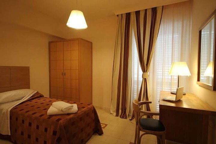 Room 4 of 42
