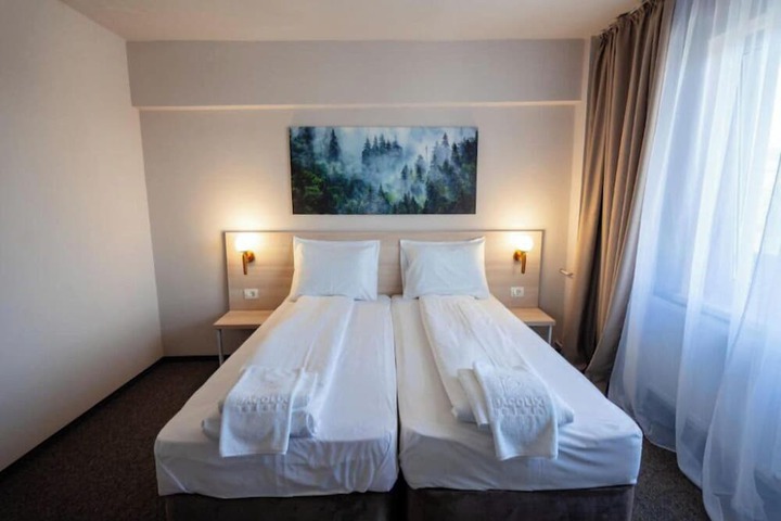 Room 7 of 28