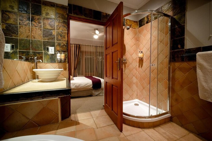 Room 33 of 47