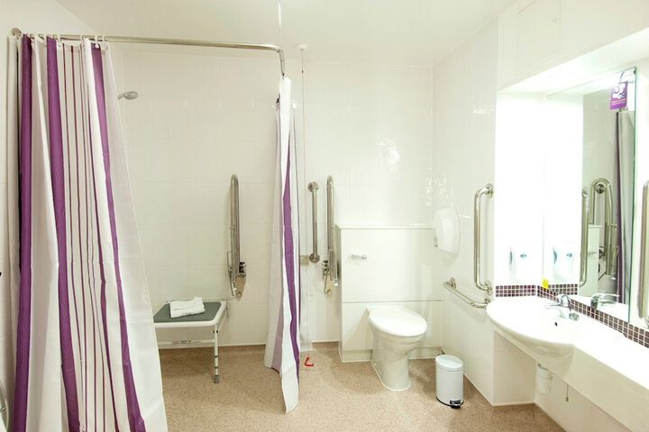 Room 4 of 8