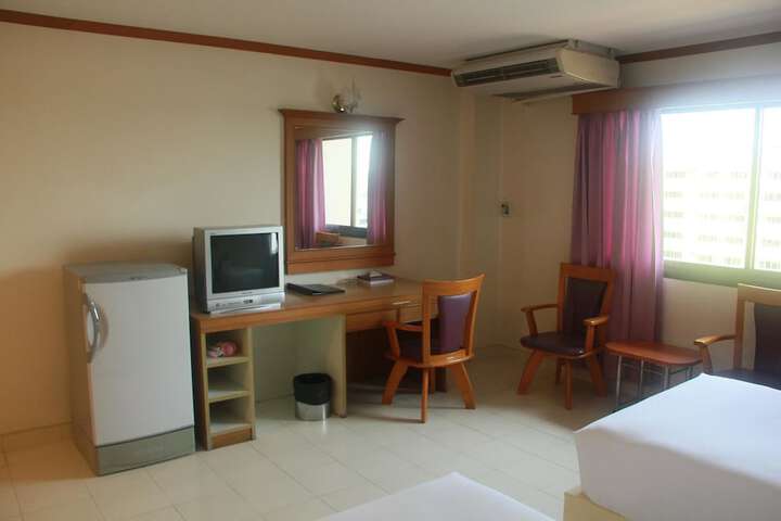 Room 6 of 16