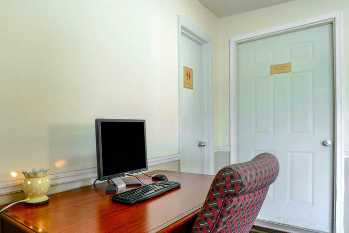 Business Center 23 of 28