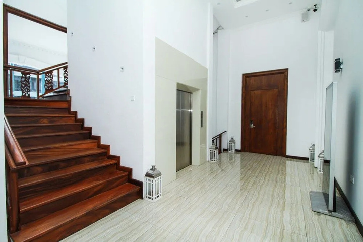 Room 13 of 16