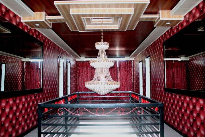 Ballroom/Hall 19 of 21