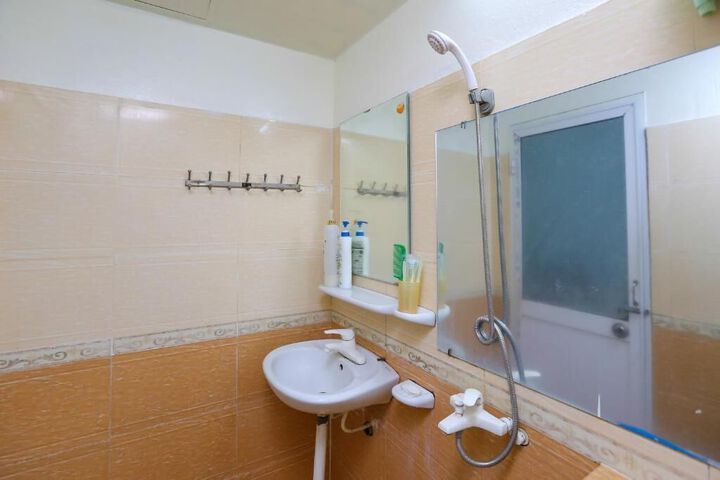 Room 4 of 25