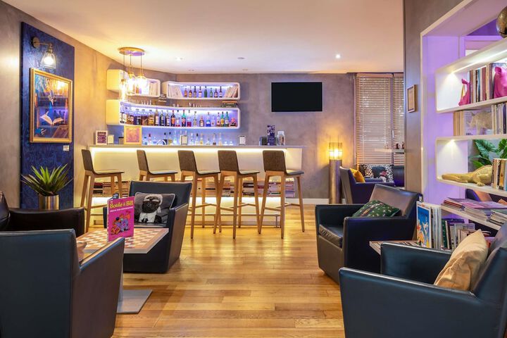 Lounge 93 of 125