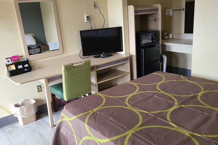 1 Queen Bed (13 of 18)