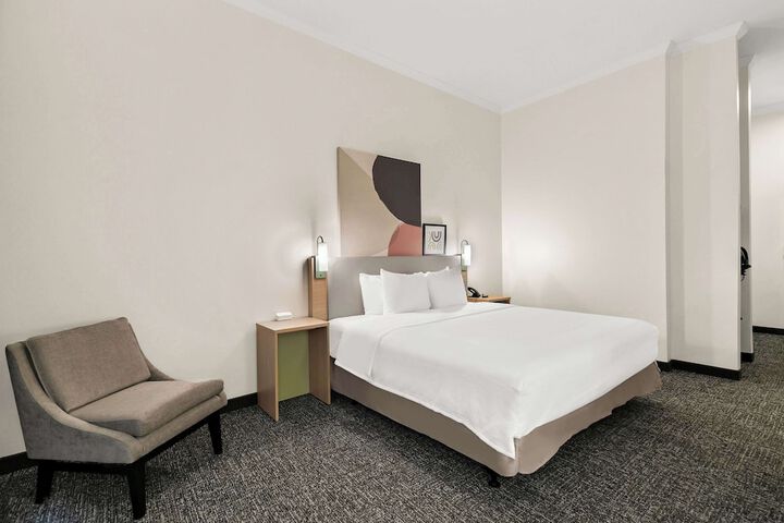 1 King Bed (1 of 18)