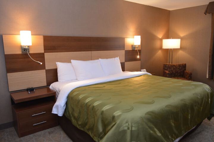 1 King Bed (3 of 7)