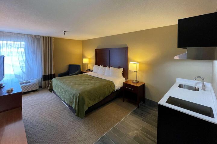1 King Bed (4 of 21)