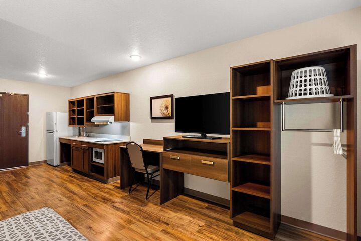 1 Queen Bed Suite (11 of 17)
