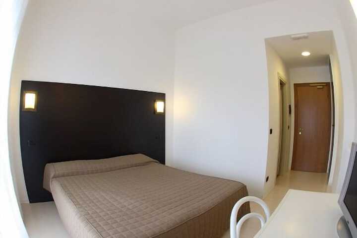 Room 10 of 80