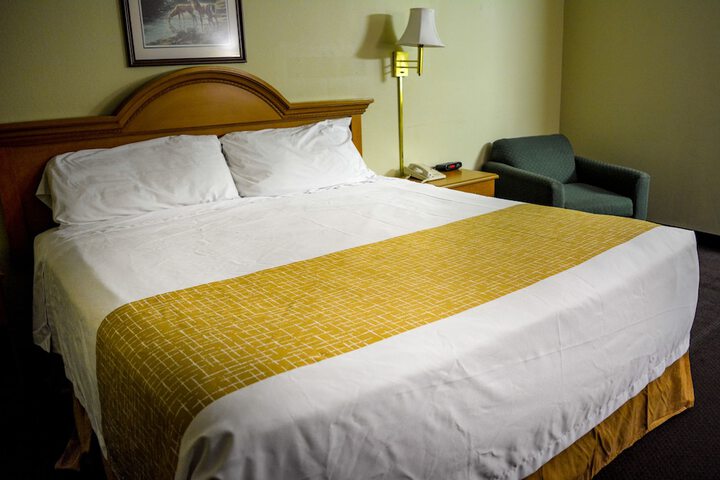 1 King Bed (1 of 10)