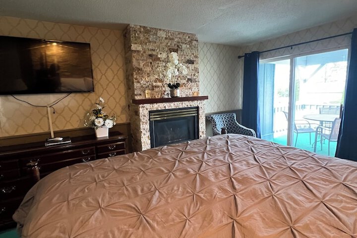Basic Room 1 King Bed (3 of 13)