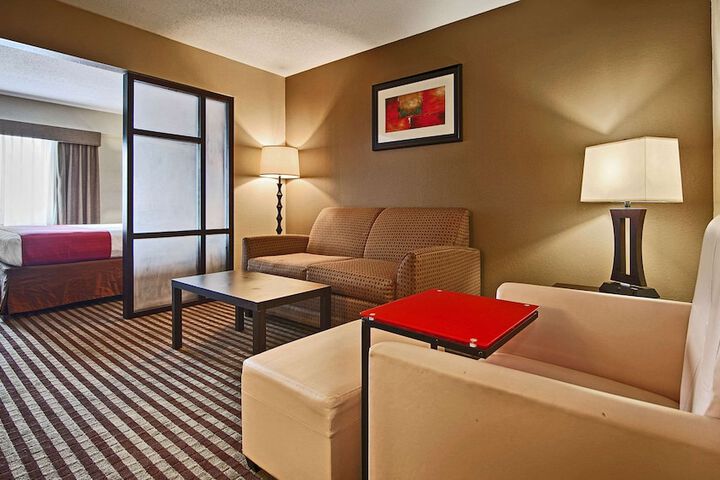 Suite King Bed Sofa (2 of 5)