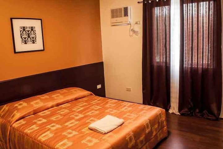 Room 4 of 28