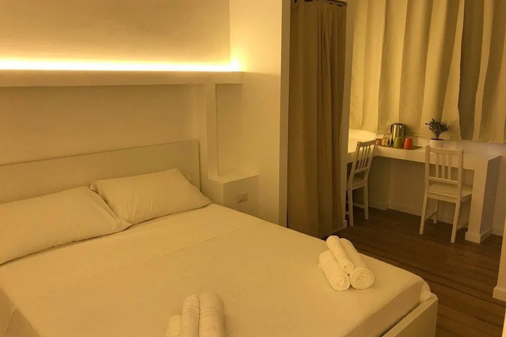Room 4 of 9