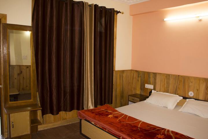 Room 6 of 25
