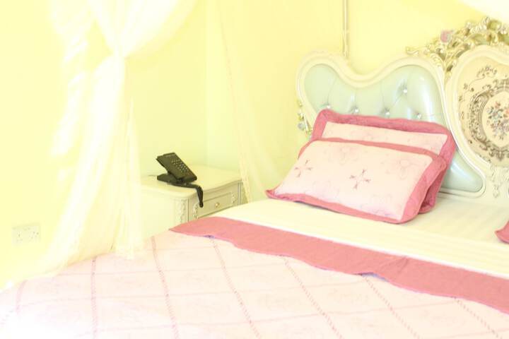 Room 9 of 28