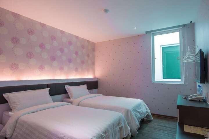 Room 12 of 28
