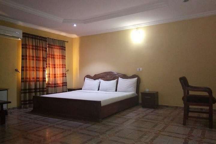 Room 8 of 16