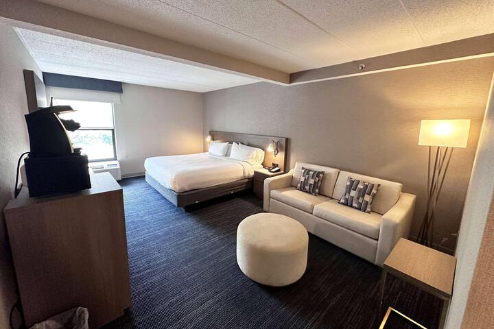 1 King Bed (2 of 16)