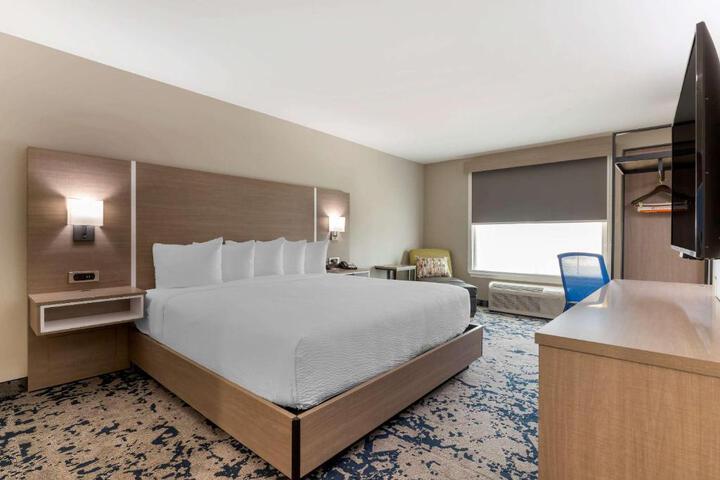 1 King Bed (14 of 18)