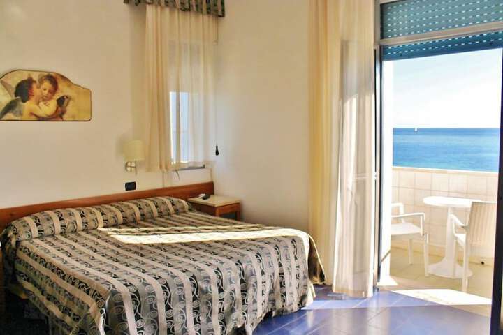 Room 9 of 25