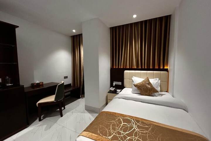 Room 6 of 20