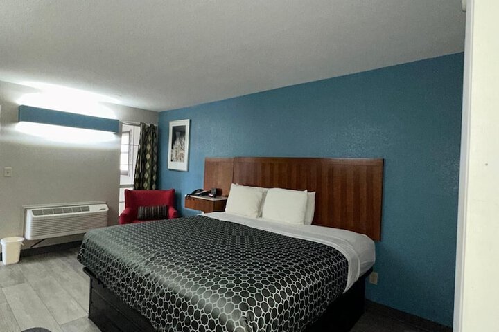 1 King Bed (5 of 20)