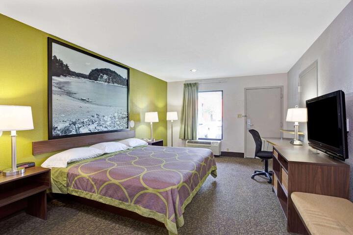 1 King Bed (2 of 15)