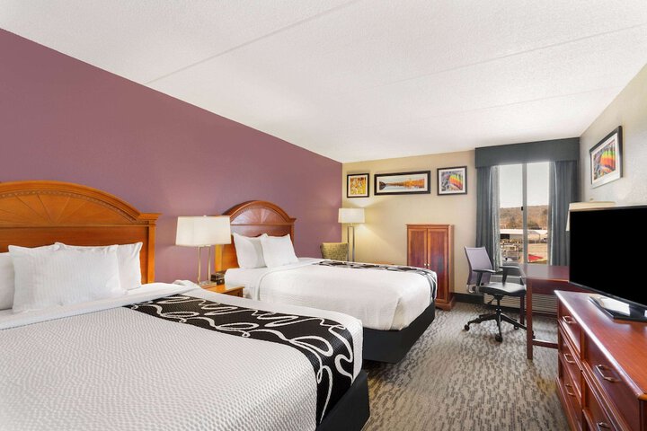 1 Queen Bed Mobility Hearing Accessible Room Roll in Shower (3 of 8)