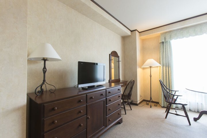 Room 11 of 38