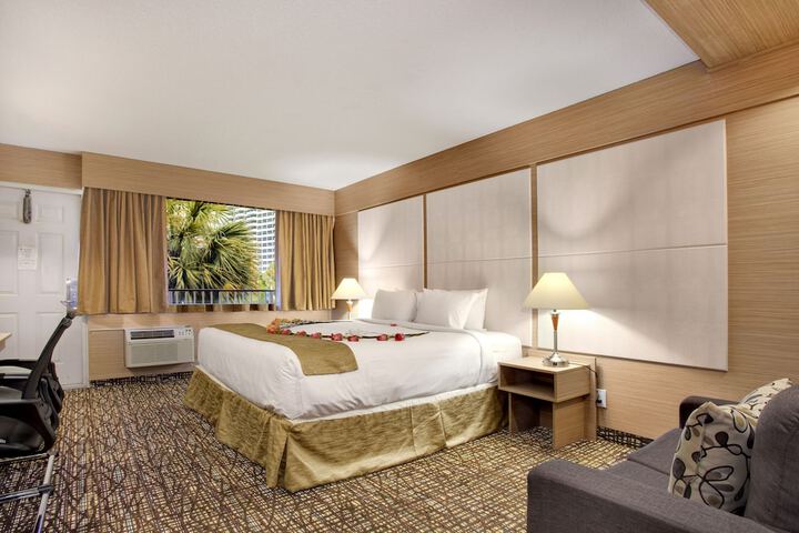 1 Queen Bed (10 of 12)