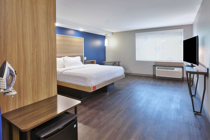 1 King Bed (3 of 14)