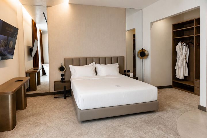 Room 20 of 176