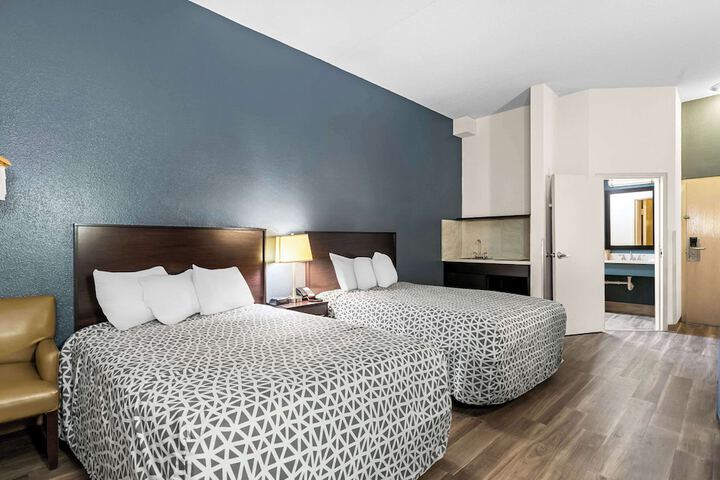 2 Double Beds (3 of 8)