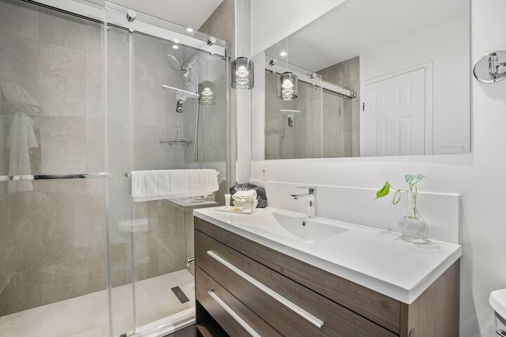 Comfort Room 1 King Bed Jetted Tub (19 of 23)