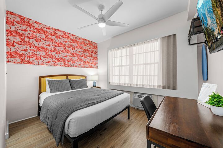 1 Queen Bed (12 of 27)