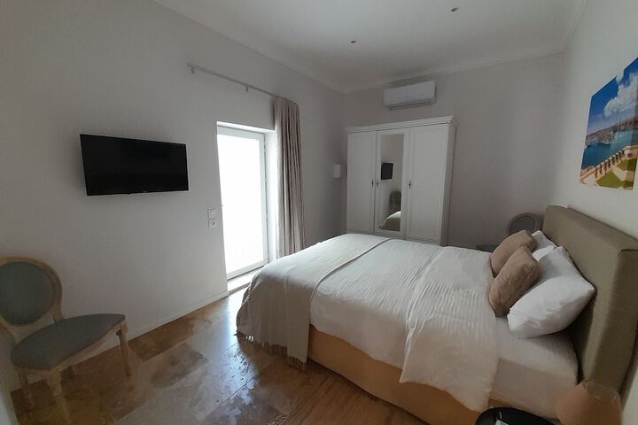 Room 8 of 83