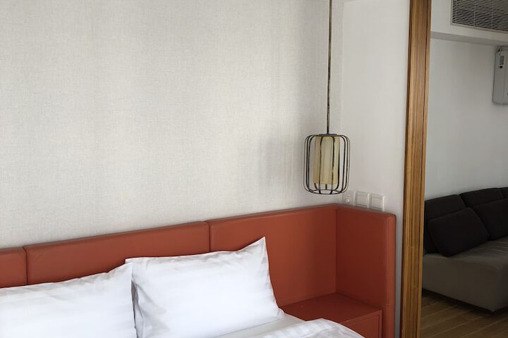 Room 10 of 34