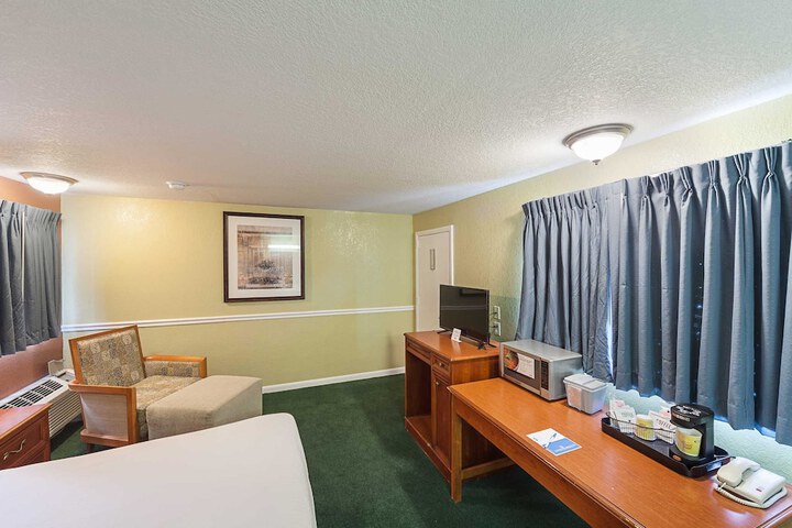 1 Queen Bed (5 of 18)